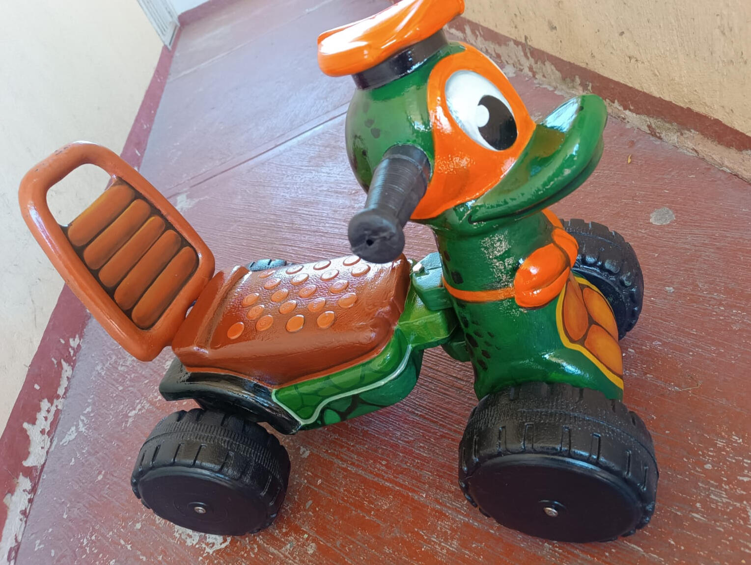 Monoleaks Juguete intervenido para subastar a beneficio de un Asociacion Infantil